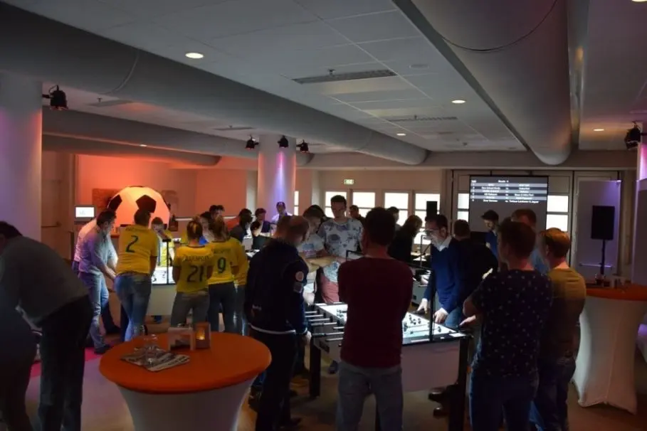 Werken aan teambuilding met een beetje hulp van een uniek tafelvoetbalspel van Kickerprofs in de buurt van Den Haag