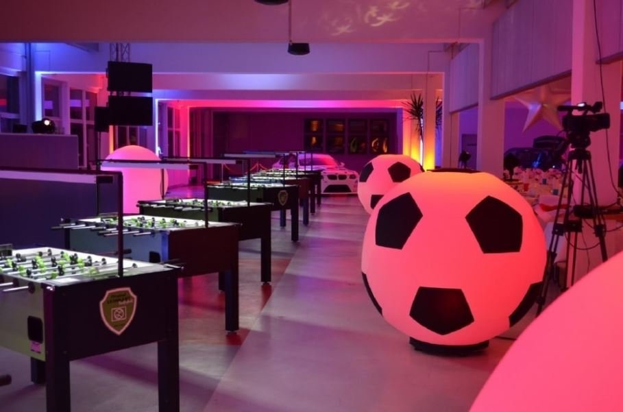 Kickerprofs-tafelvoetbalevents-tafelvoetabaltoernooi-klantendag-relatiemarketing-manshoge-LED-voetballen-voor-de-juiste-sfeer
