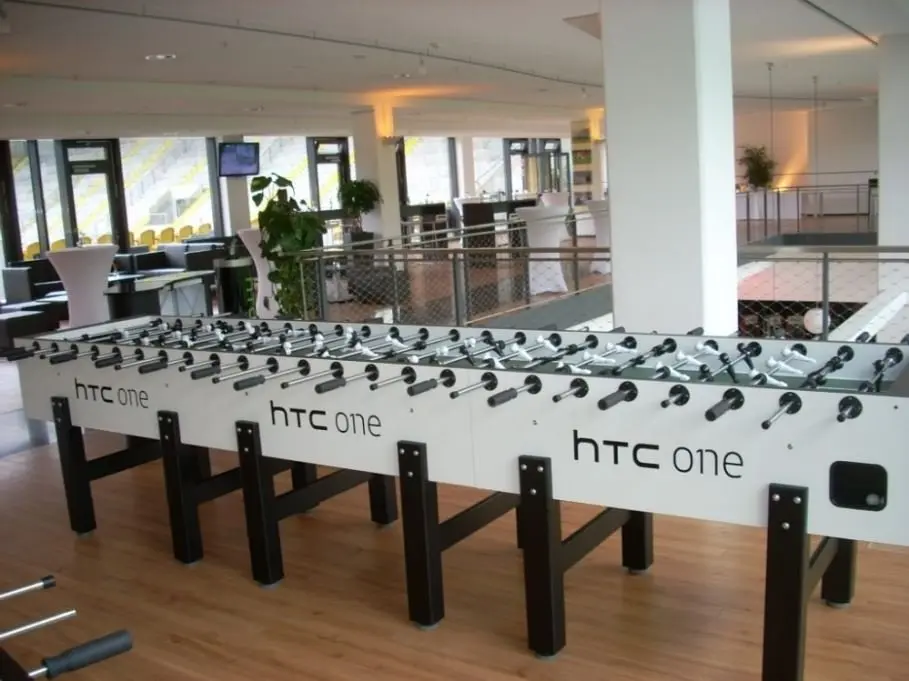 Kickerprofs-tafelvoetbalevents-voetbaltafel-xl-12-personen-huren-met-branding-reclame-logo-HTC-One